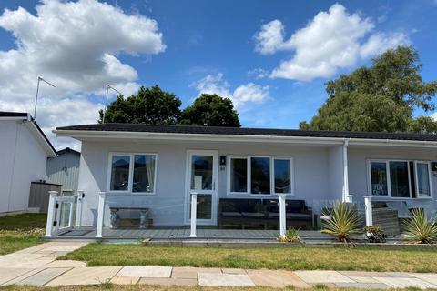 2 bed property, in Marsh Road, £75,000