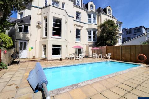 9 bed property, in Torrs Park, £450,000
