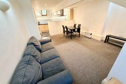 1 bed property, in Borough Road, £65,000