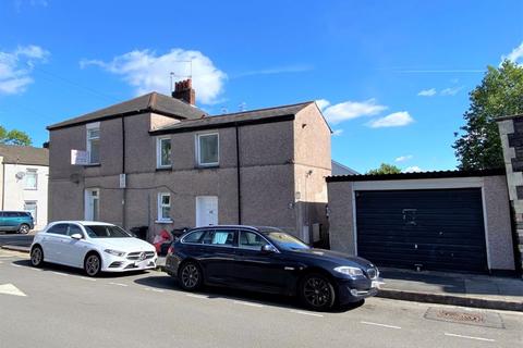 6 bed property, in Investment Opportunity. 4 Flats & Double Garage. Blewitt Street, £400,000