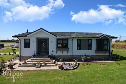 2 bed property, in Wyre Country Park, £140,000