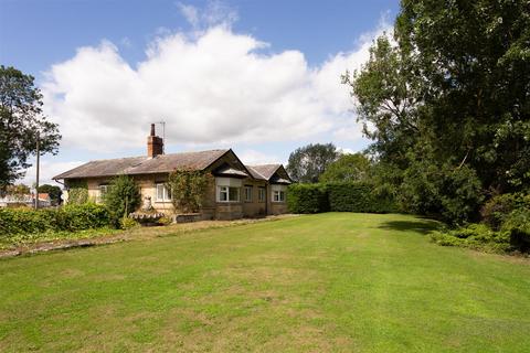 5 bed property, in Upper Carr Lane, £375,000