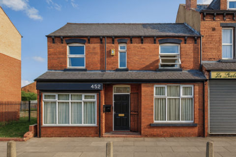 4 bed property, in Harehills Lane, £225,000