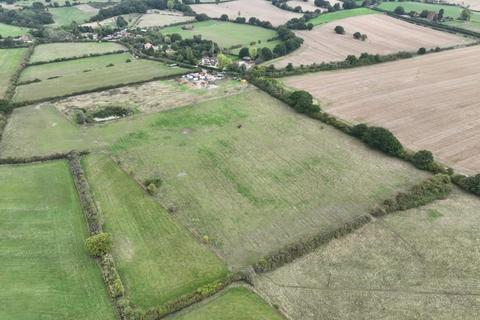 Land, in De Beauvoir Chase, £6,000