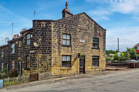 2 bed property, in St. Johns Place, £235,000