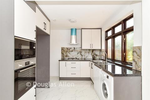 4 bed property, in Lakeside Avenue, £700,000
