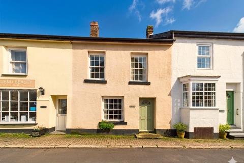 2 bed property, in Castle Street, £200,000