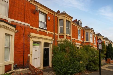 2 bed property, in Glenthorn Road, £170,000