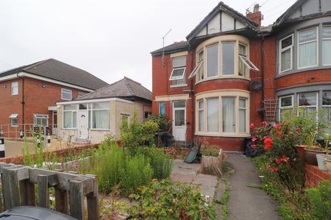 2 bed property, in Bloomfield Road, £120,000