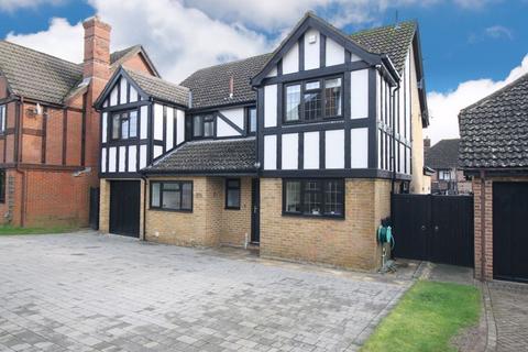 5 bed property, in Elliot Rise, £625,000