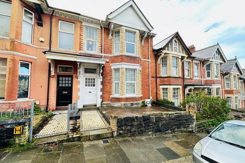 7 bed property, in Maple Grove, £350,000