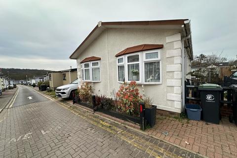 2 bed property, in Woodbine Close, £140,000