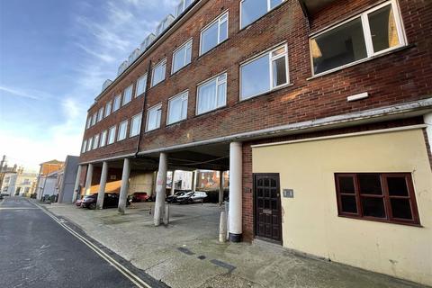 2 bed property, in Union Road, £106,950