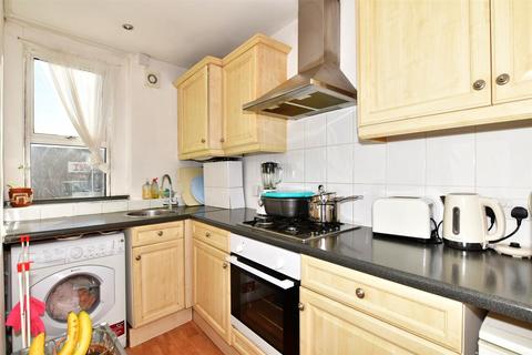 2 bed property, in Cornwall Gardens, £90,000