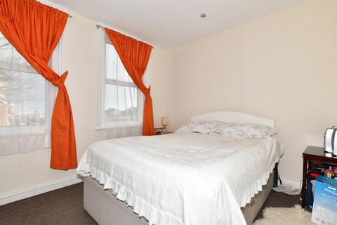 2 bed property, in Cornwall Gardens, £90,000