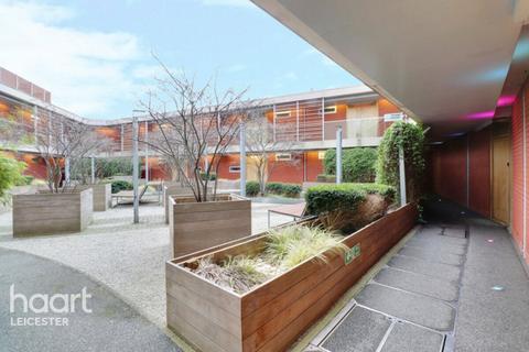 1 bed property, in Highcross Lane, £120,000