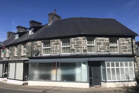 3 bed property, in High Street, £295,000