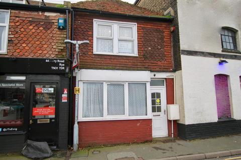 3 bed property, in Ferry Road, £260,000