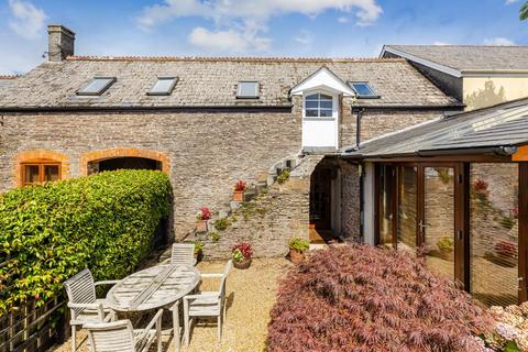 3 bed property, in Chillington, £400,000