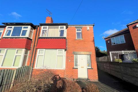 3 bed property, in Queensway, £195,000