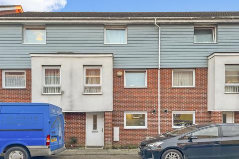 4 bed property, in Wraysbury Drive, £595,000