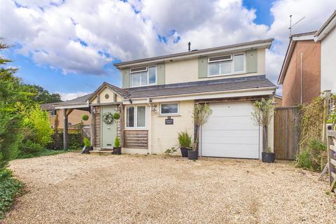 4 bed property, in Brookside Road, £550,000