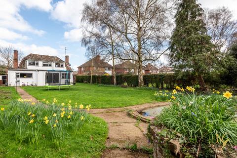 4 bed property, in Worcester WR2, £430,000