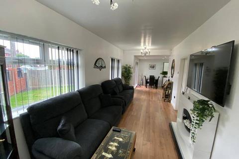 4 bed property, in Hampton Road, £375,000