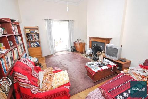 1 bed property, in Cyprus Road, £300,000