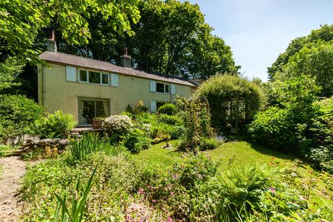 5 bed property, in Mynydd Lane, £650,000