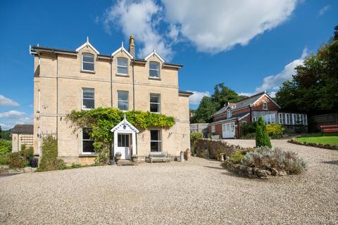 6 bed property, in Cleeve Hill, £1,350,000