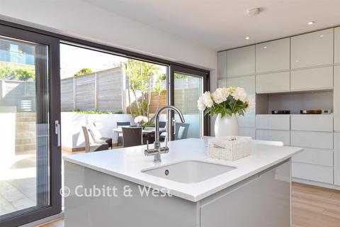 4 bed property, in Crescent Drive North, £700,000