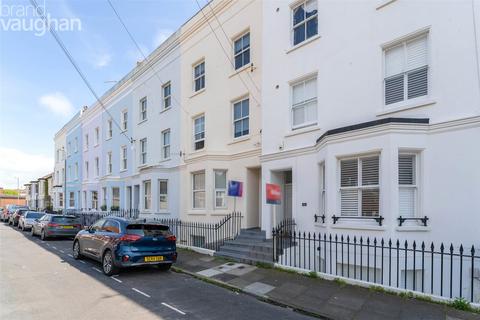 2 bed property, in Arundel Street, £275,000