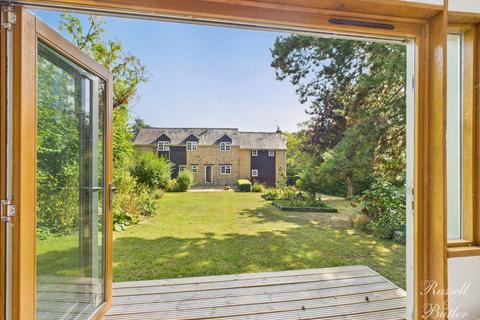 4 bed property, in Church End, £750,000
