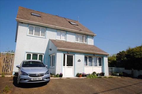 6 bed property, in Stargazers, £475,000