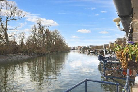 1 bed property, in Kew Bridge, £1,200,000