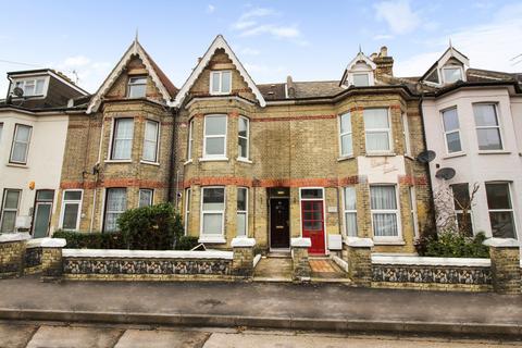 1 bed property, in Bayford Road, £130,000