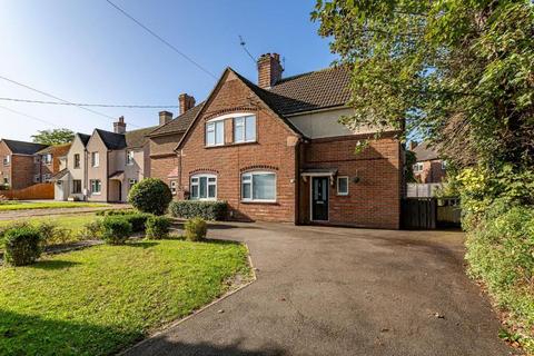 3 bed property, in Hexton Road, £425,000