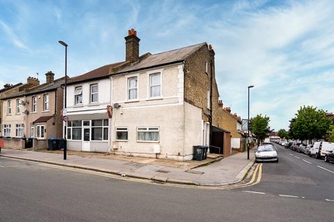 2 bed property, in Lakehall Road, £260,000