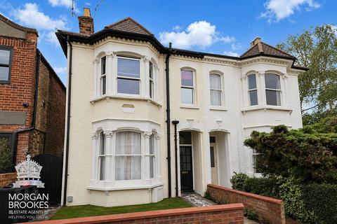 2 bed property, in Victoria Road, £280,000