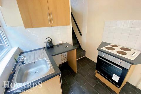 2 bed property, in High Street, £150,000