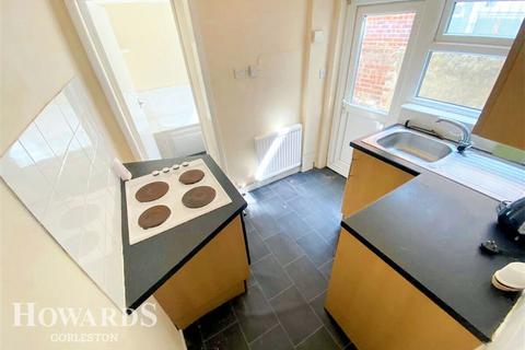 2 bed property, in High Street, £150,000