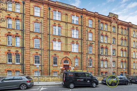 1 bed property, in Hayles Building, £350,000