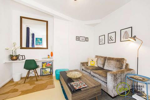 1 bed property, in Hayles Building, £350,000
