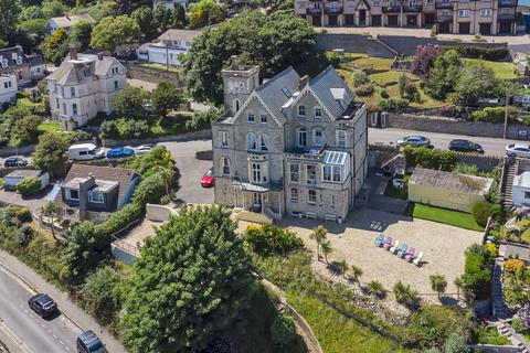 11 bed property, in Torrs Park, £1,100,000
