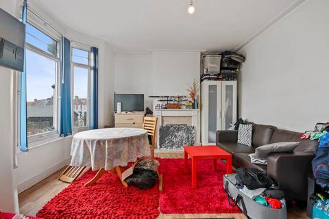 1 bed property, in Grove Green Road, £302,995