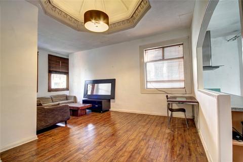 2 bed property, in Phoenix Apartments, £170,000