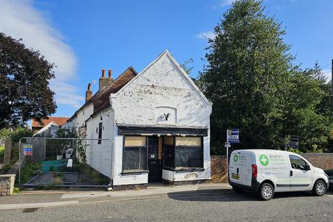 2 bed property, in Long Acre, £120,000