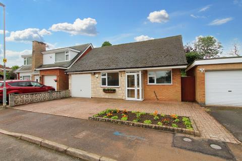 2 bed property, in Angus Close, £280,000