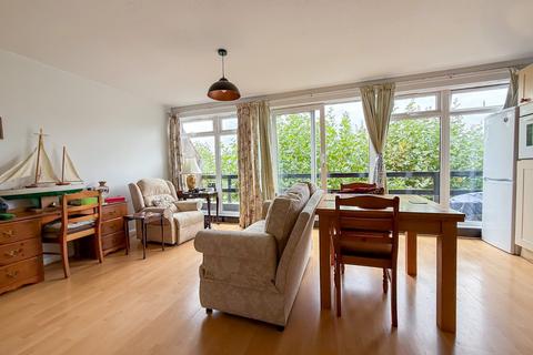 1 bed property, in Somerset Square, £175,000